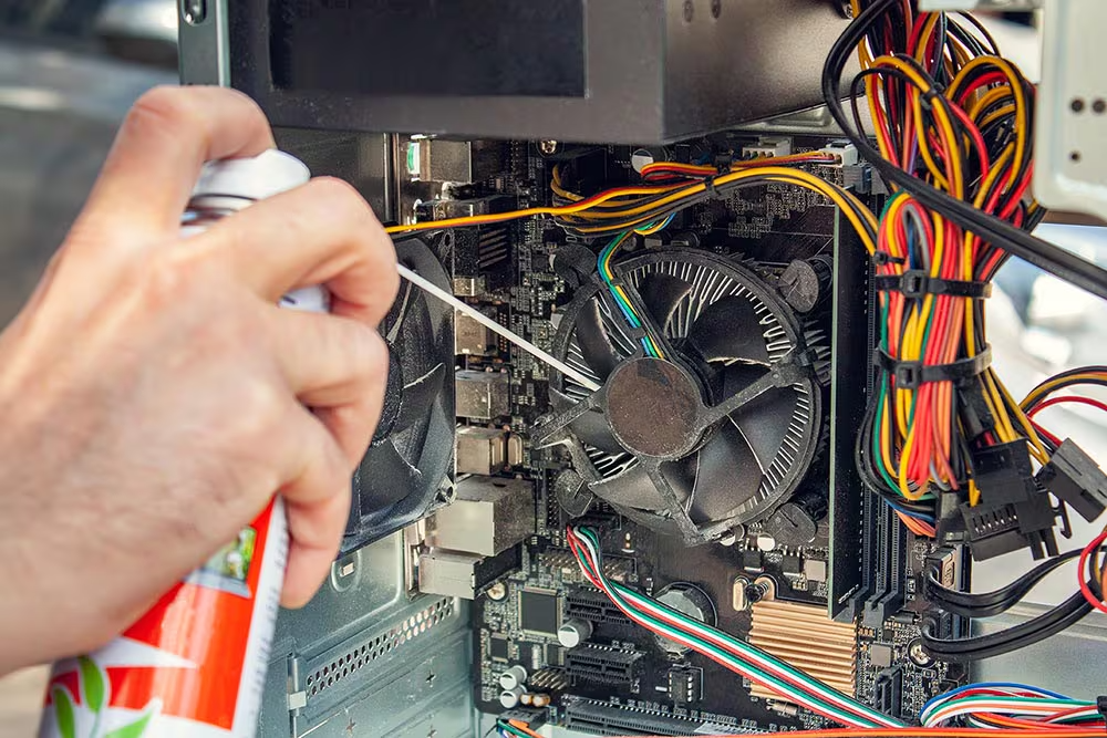 Limpieza interna de PC con aire comprimido profesional
