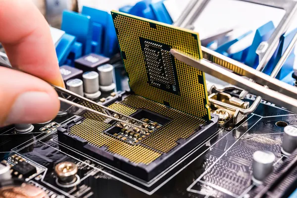 Instalación cuidadosa de procesador CPU por expertos
